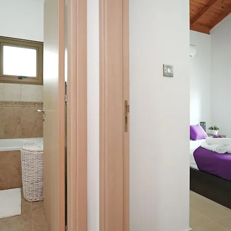 빌라 Lara - 3bed Bangalow With Large Pool 아이아 나파