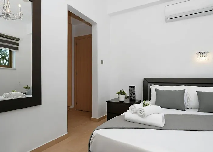 Lara - 3bed Bangalow With Large Pool Aya Napa