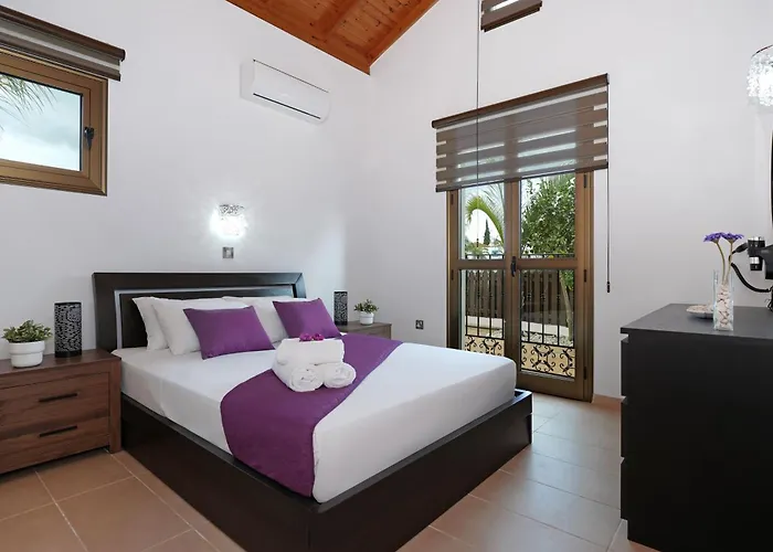 Lara - 3bed Bangalow With Large Pool Aya Napa