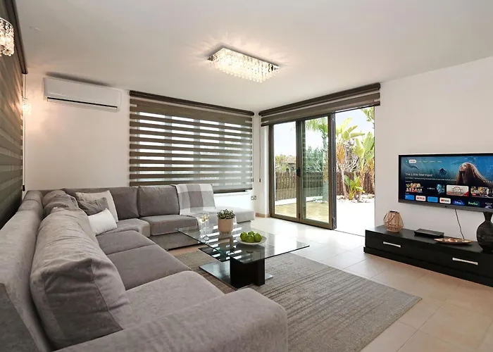 Lara - 3bed Bangalow With Large Pool 圣纳帕