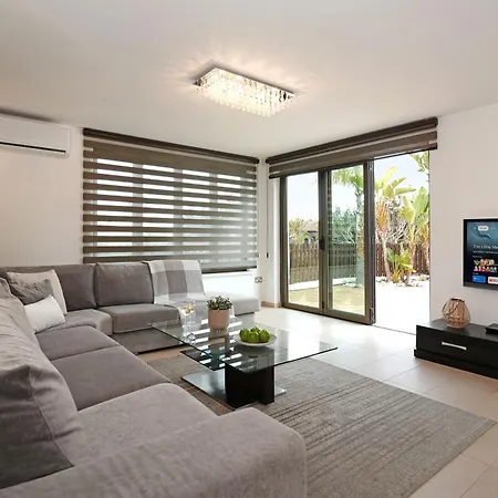 Lara - 3bed Bangalow With Large Pool Айя-Напа